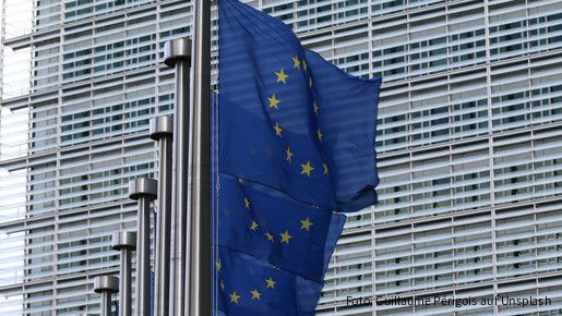 Europaflaggen vor der Europäischen Kommission