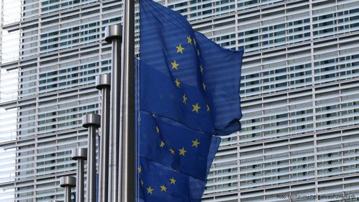 Europaflaggen vor der Europäischen Kommission