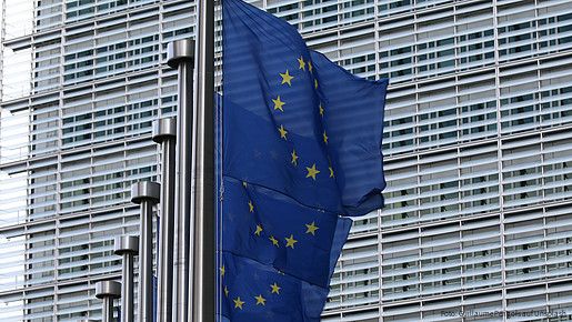 Europaflaggen vor der Europäischen Kommission