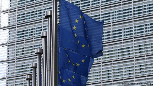 Europaflaggen vor der Europäischen Kommission
