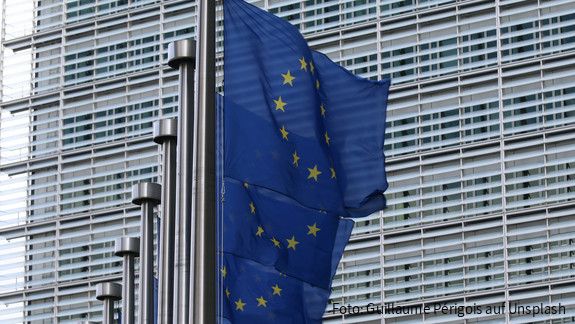 Europäische Kommission Europaflaggen vor der Europäischen Kommission