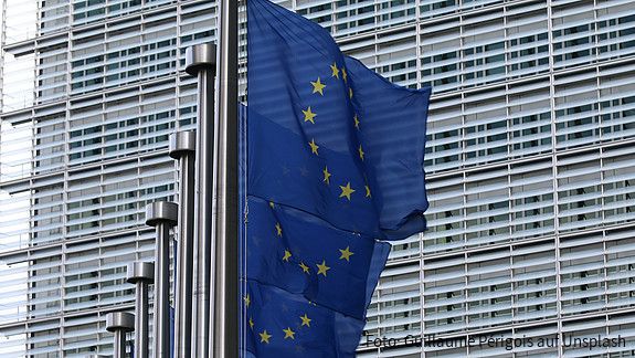 Europaflaggen vor der Europäischen Kommission