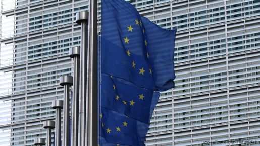 Europaflaggen vor der Europäischen Kommission