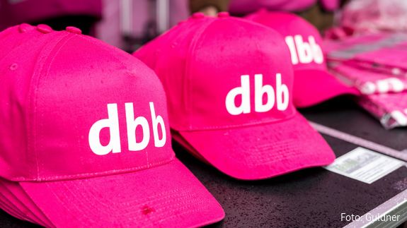 Zu sehen ist Käppis mit dem Schriftzug "dbb"