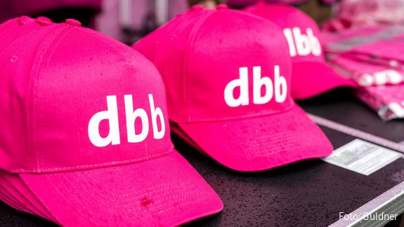 Zu sehen ist Käppis mit dem Schriftzug "dbb"