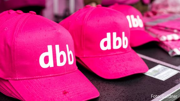 Zu sehen ist Käppis mit dem Schriftzug "dbb"