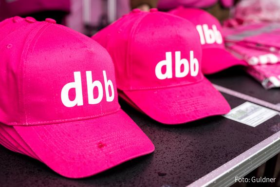 Zu sehen ist Käppis mit dem Schriftzug "dbb"