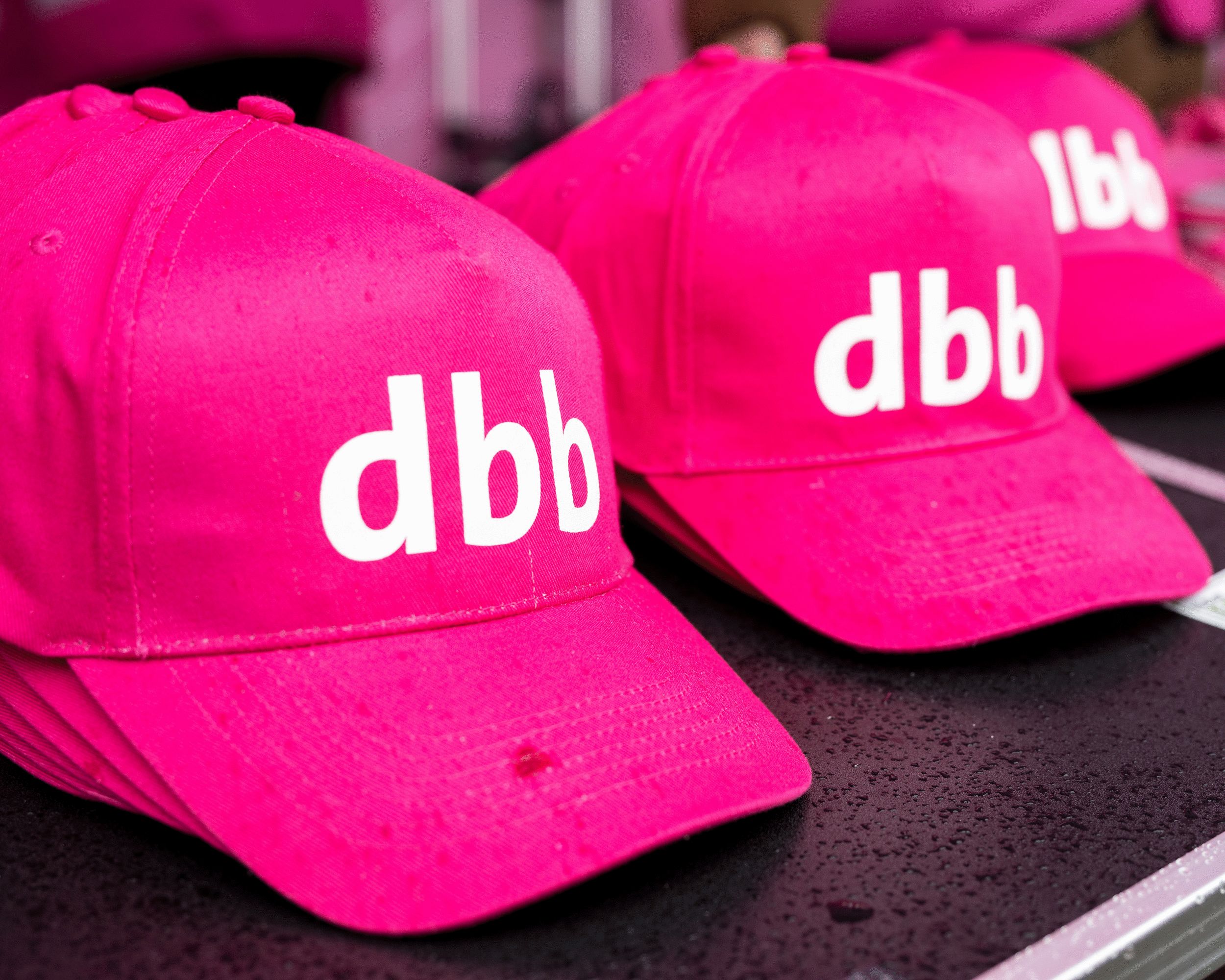 Symbolbild - dbb Zu sehen ist Käppis mit dem Schriftzug "dbb"