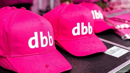 Zu sehen ist Käppis mit dem Schriftzug "dbb"