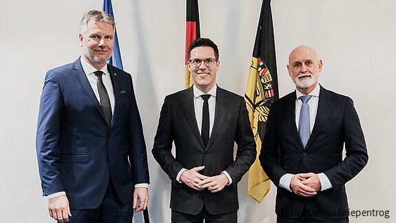 Gespräch mit Manuel Hagel Das Foto zeigt Kai Rosenberger, Vorsitzender des dbb-Landesbundes in Baden-Württemberg, Manuel Hagel (CDU) und dbb-Chef Volker Geyer.