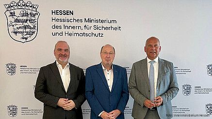 Das Foto zeigt  Christian Poplutz, stellv. Landesvorsitzende des dbb Hessen, Heini Schmitt, stellvertretender dbb-Bundesvorsitzender und Fachvorstand Beamtenpolitik, und Roman Poseck, der hessischen Innenminister.