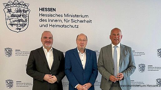 Das Foto zeigt  Christian Poplutz, stellv. Landesvorsitzende des dbb Hessen, Heini Schmitt, stellvertretender dbb-Bundesvorsitzender und Fachvorstand Beamtenpolitik, und Roman Poseck, der hessischen Innenminister.