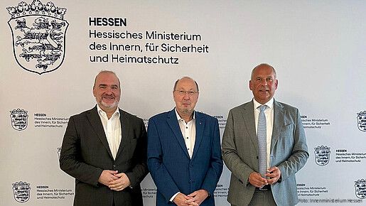 Das Foto zeigt  Christian Poplutz, stellv. Landesvorsitzende des dbb Hessen, Heini Schmitt, stellvertretender dbb-Bundesvorsitzender und Fachvorstand Beamtenpolitik, und Roman Poseck, der hessischen Innenminister.