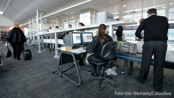 Sicherheitskräfte an Flughäfen - Tarifverträge unterzeichnet Das Bild zeigt Mitarbeitende des Sicherheitspersonals bei der Sicherheitskontrolle am Flughafen.