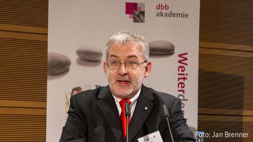 Willi Russ beim Auftakt des 4. Fachkongresses 'Qualität in der dienstlichen Fortbildung'