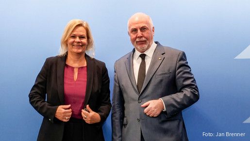 Bundesinnenministerin Nancy Faeser und dbb Bundesvorsitzender Ulrich Silberbach