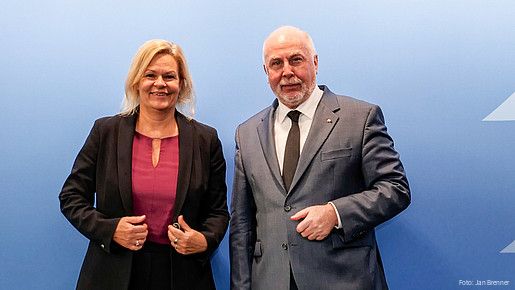 Bundesinnenministerin Nancy Faeser und dbb Bundesvorsitzender Ulrich Silberbach
