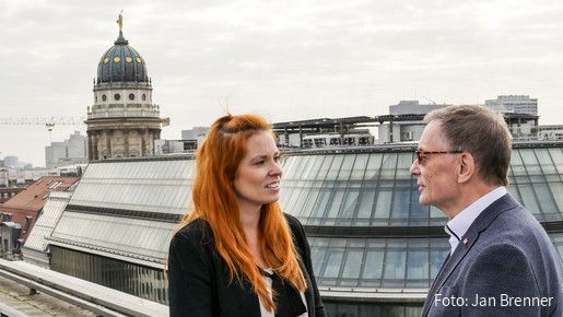 Karo Herrmann und Horst Günther Klitzing Auf einem Dach in Berlin unterhalten sich die zwei Vorsitzenden