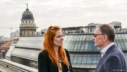 Auf einem Dach in Berlin unterhalten sich die zwei Vorsitzenden