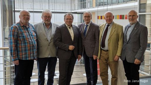 Kooperation mit Fachgewerkschaften: Nur Zusammenwirken aller verspricht Erfolg Auf dem Gruppenfoto sind zu sehen: Peter Schulz, Bezirksseniorenvertreter des GDL Bezirks Nord-Ost, Heinz Schüler, Sprecher des bundesweiten Arbeitskreises Seniorenpolitik der GDL, GDL-Bundesvorsitzender Mario Reiß sowie Horst Günther Klitzing und seine Stellvertreter Thomas Krupp und Max Schindlbeck von der Geschäftsführung der dbb bundesseniorenvertretung (von links).