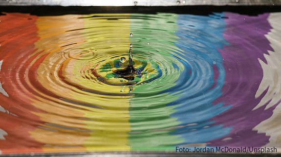 Foto zum Thema "Diversity-Day 2025": Zu sehen sind Regenbogen-Farben, die sich im Wasser spiegeln.