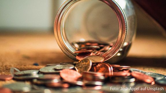 EU-Finanzrahmen: Zukunft sichern statt Krisen verschärfen Geldmünzen fallen aus einem Glas