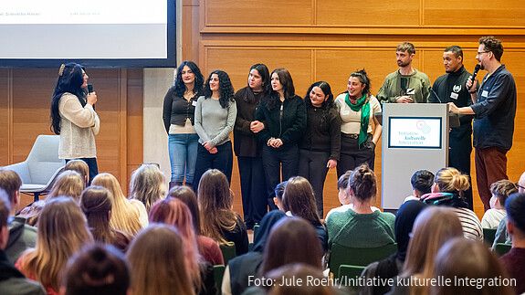 Das Foto zeigt Teilnehmende Und Initiatoren des Wettbewerbs "Schreib für Hanau".