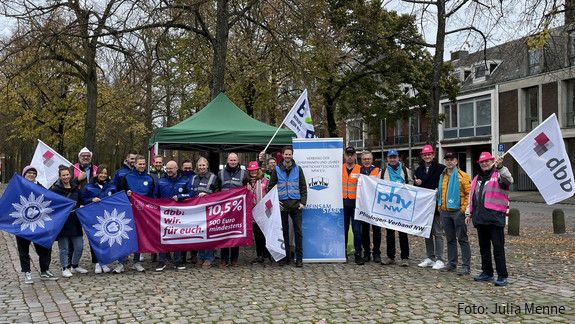 Einkommensrunde im öffentlichen Dienst der Länder Eine Gruppe von Menschen auf einer Mahnwache