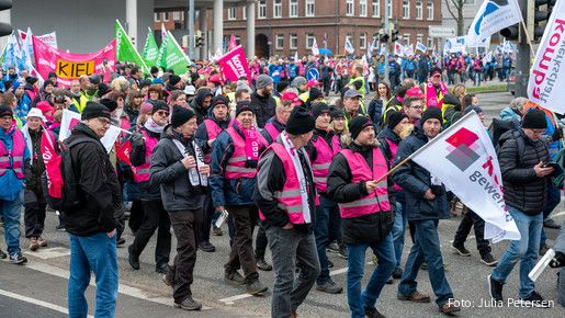 Demonstrationszug durch Kiel im Rahmen der Einkommensrunde Öffentlicher Dienst Bund und Kommunen 2023 