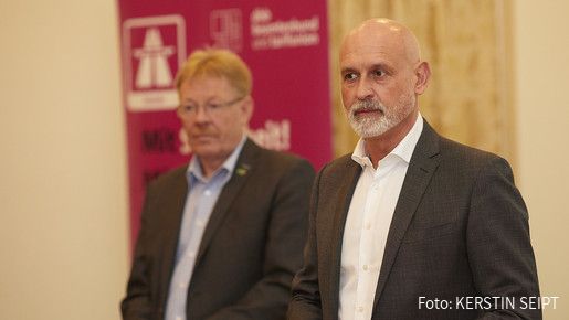 dbb Tarifchef Volker Geyer (vorne) und Hermann-Josef Siebigteroth (VdStra.)