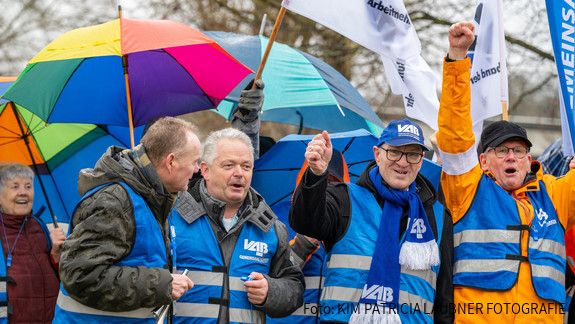 Zeichen gegen Personalmangel und Überalterung - Demo in Müllheim Das Foto zeigt die Demonstration von Mitgliedern des Verbandes der Arbeitnehmer der Bundeswehr (VAB), die am 26.2. die Robert-Schumann-Kaserne in Müllheim bei Freiburg bestreikt haben.