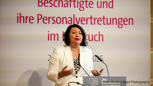 Eine Frau steht an einem Rednerpult