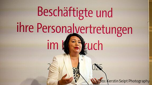 Impressionen des 15. Forum Personalvertretungsrecht „Beschäftigte und ihre Personalvertretungen im Umbruch“ Eine Frau steht an einem Rednerpult