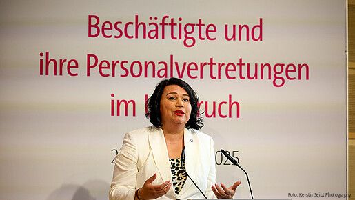 Eine Frau steht an einem Rednerpult
