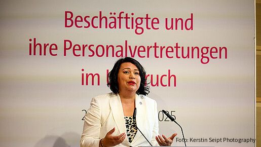 Eine Frau steht an einem Rednerpult