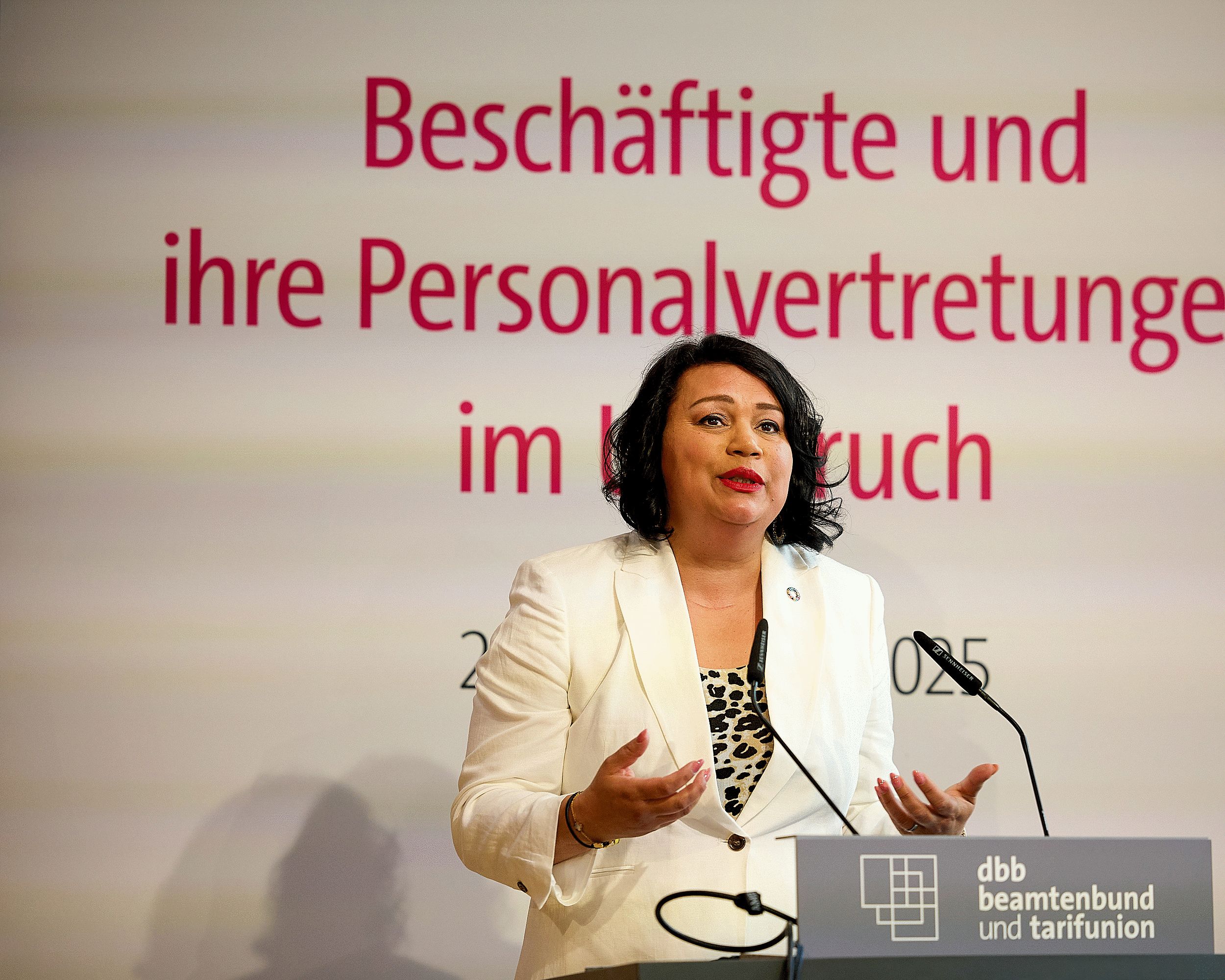 Eine Frau steht an einem Rednerpult
