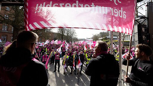 Foto von einer Bühne auf eine protestierende Menschenmenge