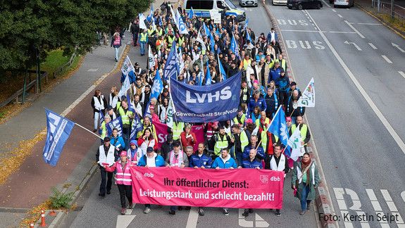 Das Foto zeigt Teilnehmende der Demo zur Stadtstaatenzulage in Hamburg.