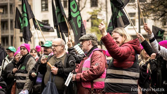 Bei einer bundesweiten Protestaktion haben Justizbeschäftigte ihrem Ärger Luft gemacht. Bei einer bundesweiten Protestaktion haben Justizbeschäftigte ihrem Ärger Luft gemacht.