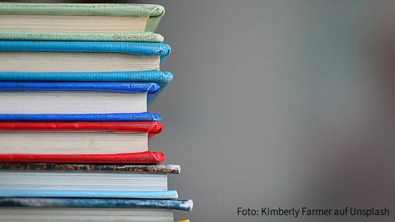 Verschiedenfarbige Bücher