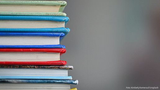 Verschiedenfarbige Bücher
