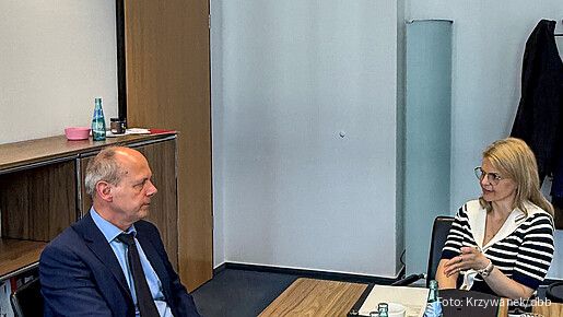 Maik Wagner dbb-Vize im Gespräch mit Katrin Staffler Pflegebevollmächtigte des Bundes am Schreibtisch