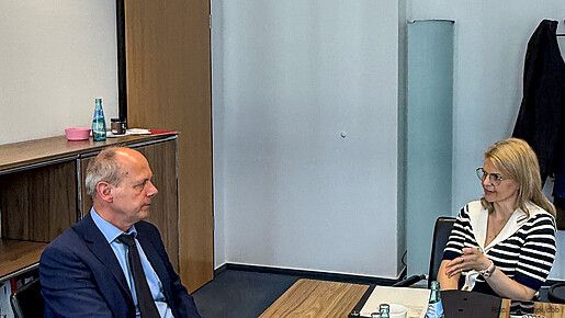 Maik Wagner dbb-Vize im Gespräch mit Katrin Staffler Pflegebevollmächtigte des Bundes am Schreibtisch