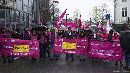 Einkommensrunde 2023 bei Bund und Kommunen: Protest in Solingen