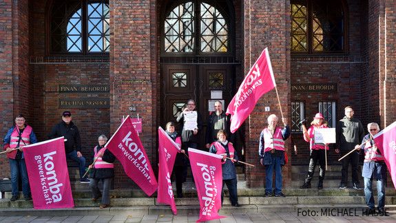 Einkommensrunde: Mahnwache mit Thesenanschlag Einkommensrunde: Mahnwache mit Thesenanschlag