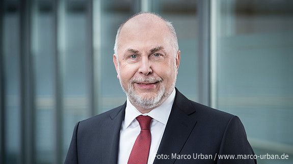 dbb Chef Ulrich Silberbach im Portrait
