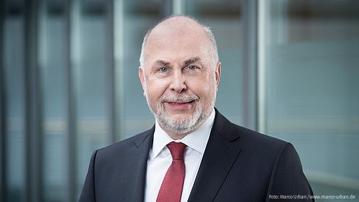 dbb Chef Ulrich Silberbach im Portrait