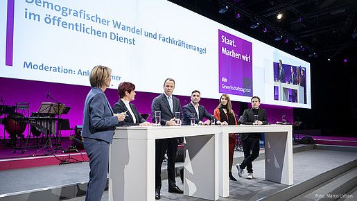 Podiumsdiskussion zu attraktiveren Arbeitsbedingungen im öffentlichen Dienst beim dbb Gewerkschaftstag 2022 am 29. November 2022 in Berlin.