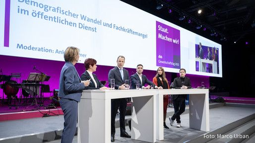 dbb Gewerkschaftstag 2022 Podiumsdiskussion zu attraktiveren Arbeitsbedingungen im öffentlichen Dienst beim dbb Gewerkschaftstag 2022 am 29. November 2022 in Berlin.