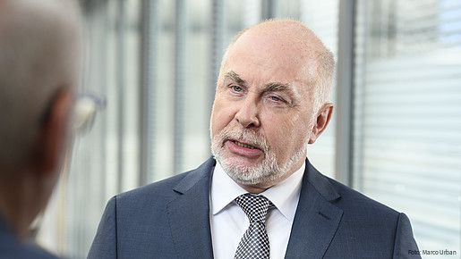 dbb Chef Ulrich Silberbach im Gespräch mit einer ihm gegenüber stehenden Person